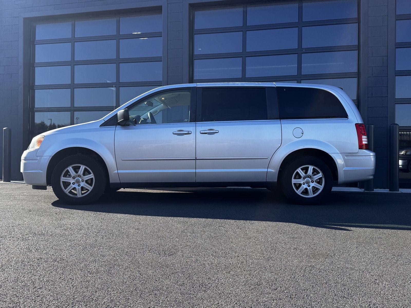 2010 Chrysler Town & Country LX