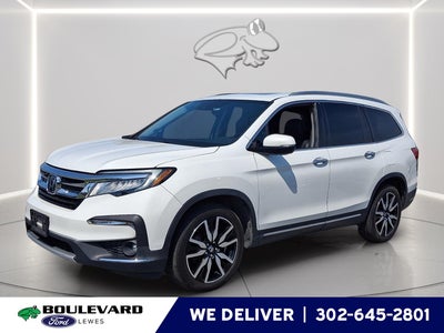 2022 Honda Pilot Touring w/Rear Captain's Chairs
