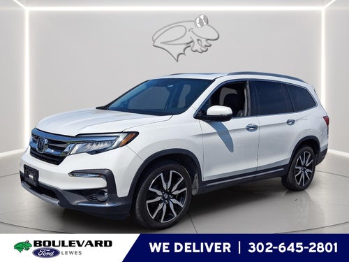 2022 Honda Pilot Touring w/Rear Captain's Chairs