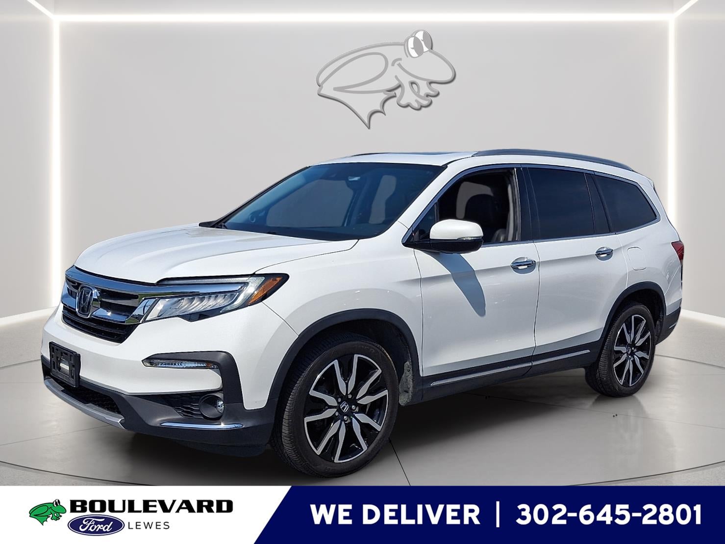 2022 Honda Pilot Touring w/Rear Captain's Chairs