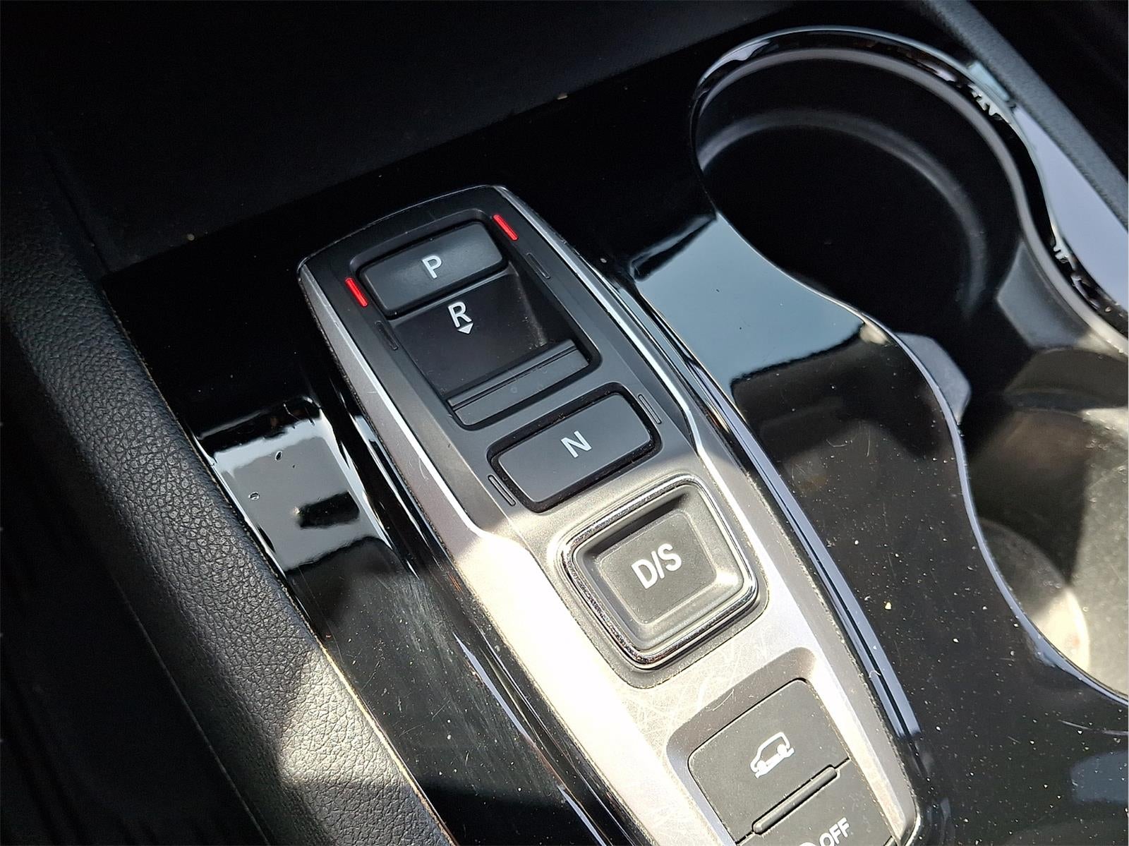 2022 Honda Pilot Touring w/Rear Captain's Chairs