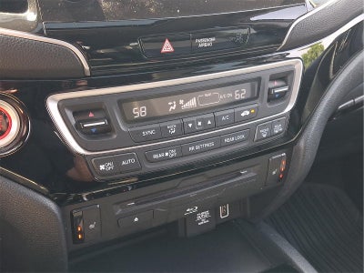 2022 Honda Pilot Touring w/Rear Captain's Chairs