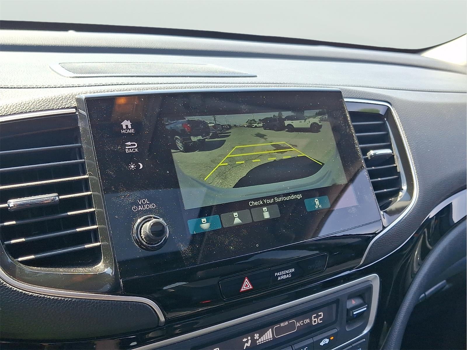 2022 Honda Pilot Touring w/Rear Captain's Chairs