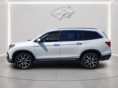 2022 Honda Pilot Touring w/Rear Captain's Chairs