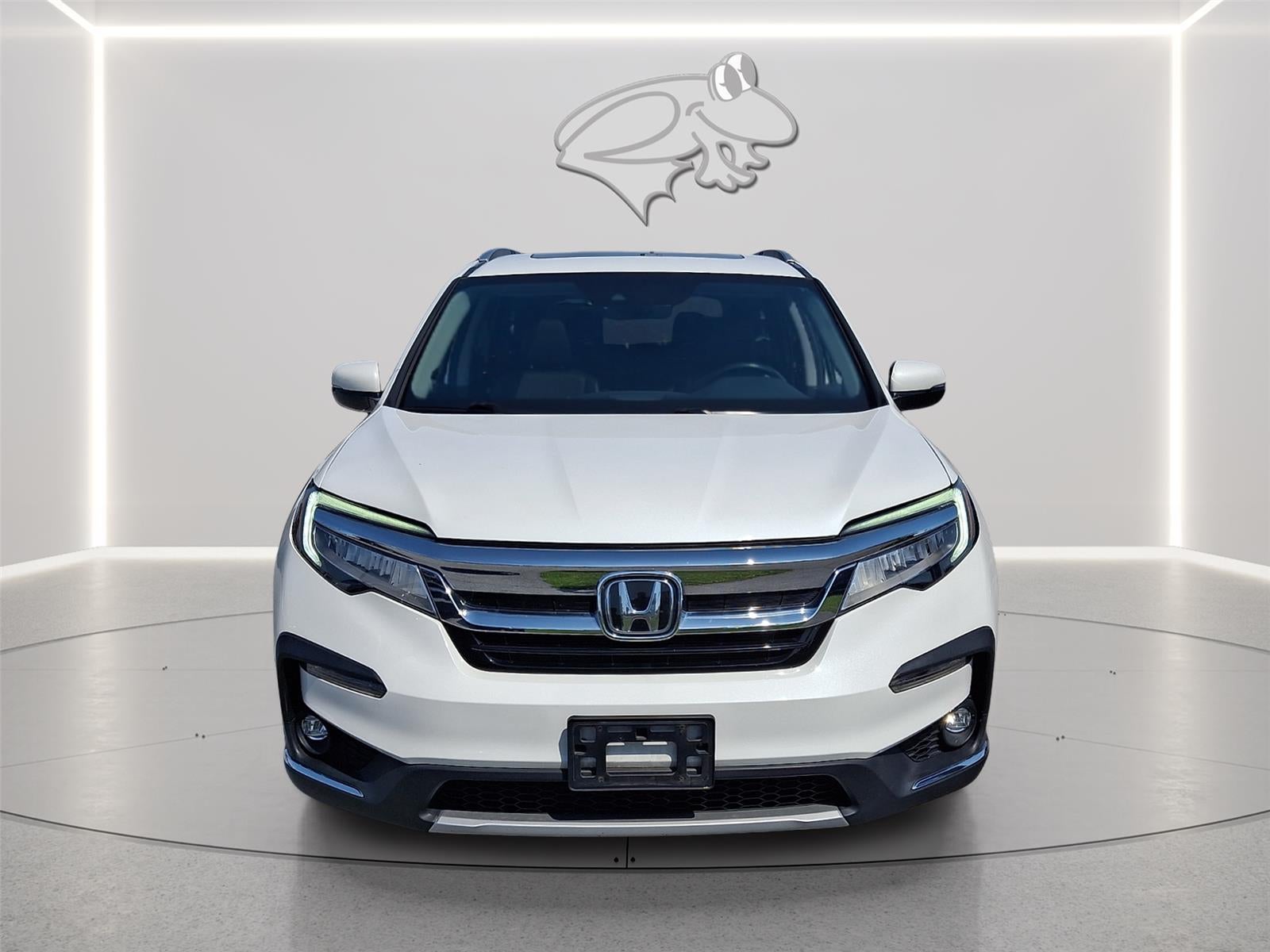 2022 Honda Pilot Touring w/Rear Captain's Chairs