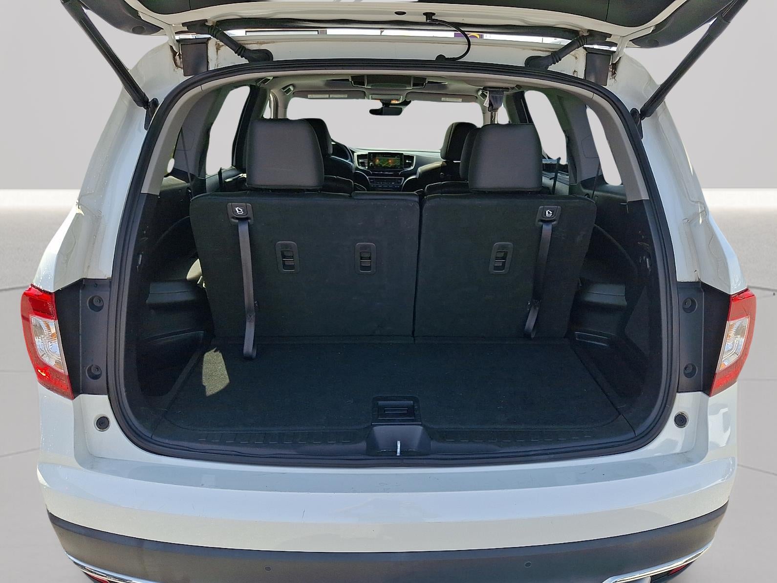2022 Honda Pilot Touring w/Rear Captain's Chairs