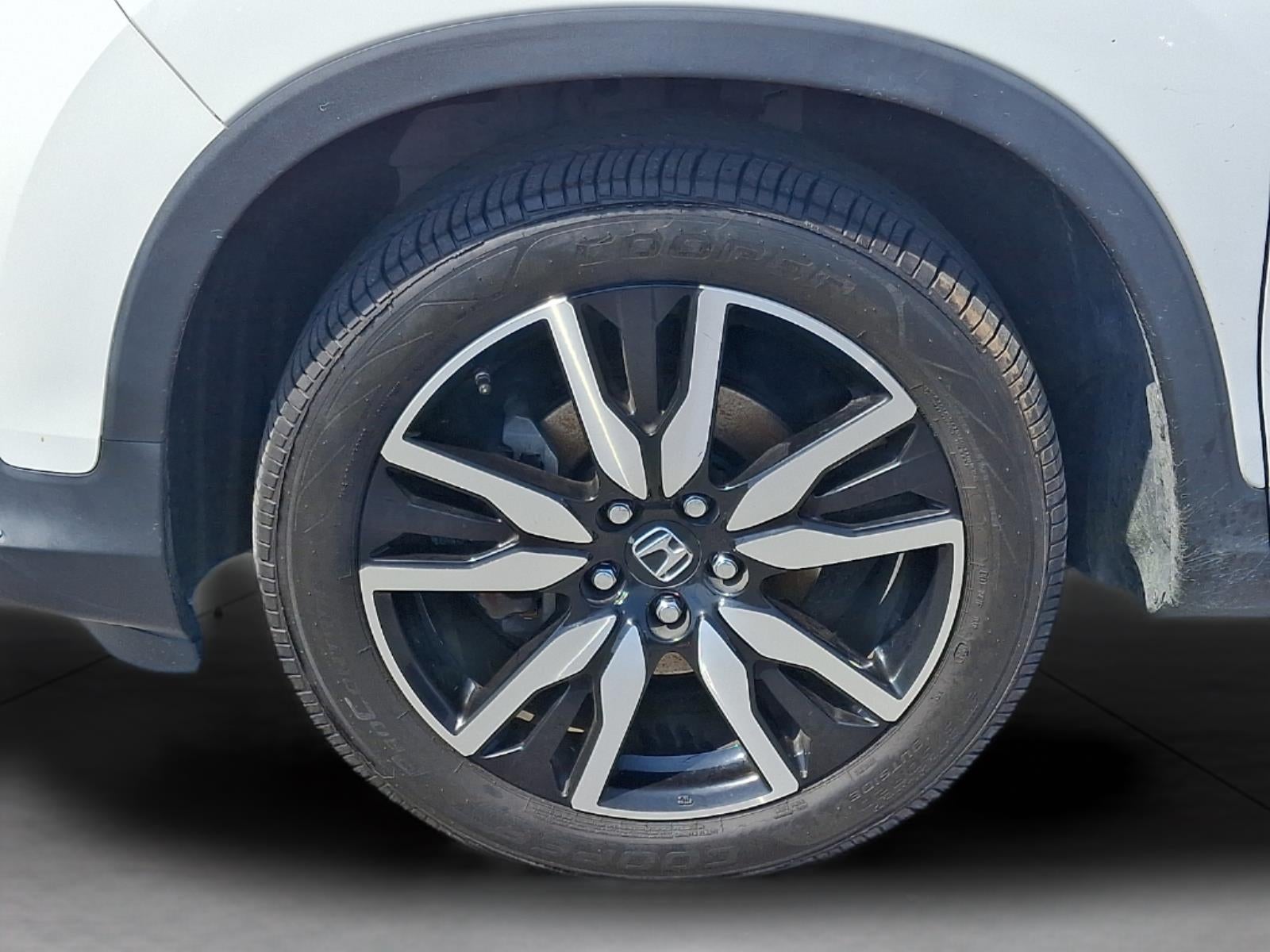 2022 Honda Pilot Touring w/Rear Captain's Chairs
