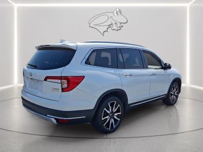 2022 Honda Pilot Touring w/Rear Captain's Chairs