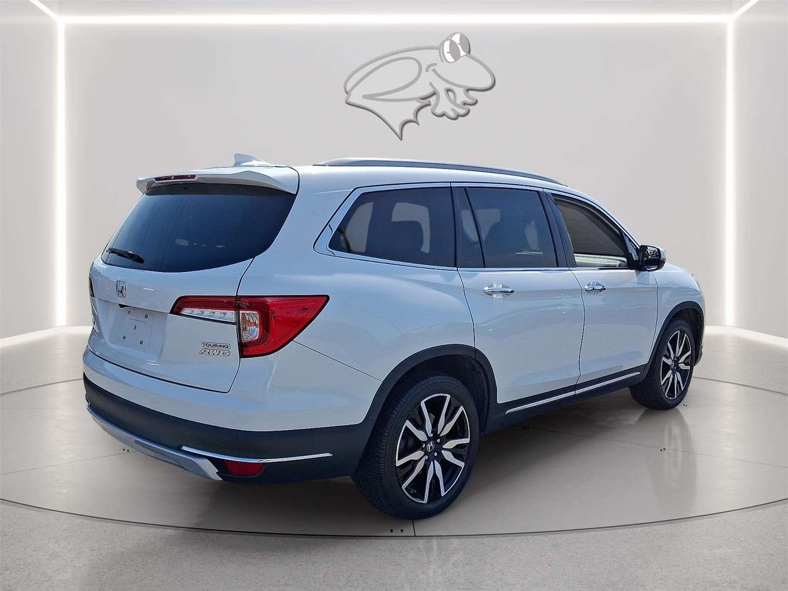 2022 Honda Pilot Touring w/Rear Captain's Chairs