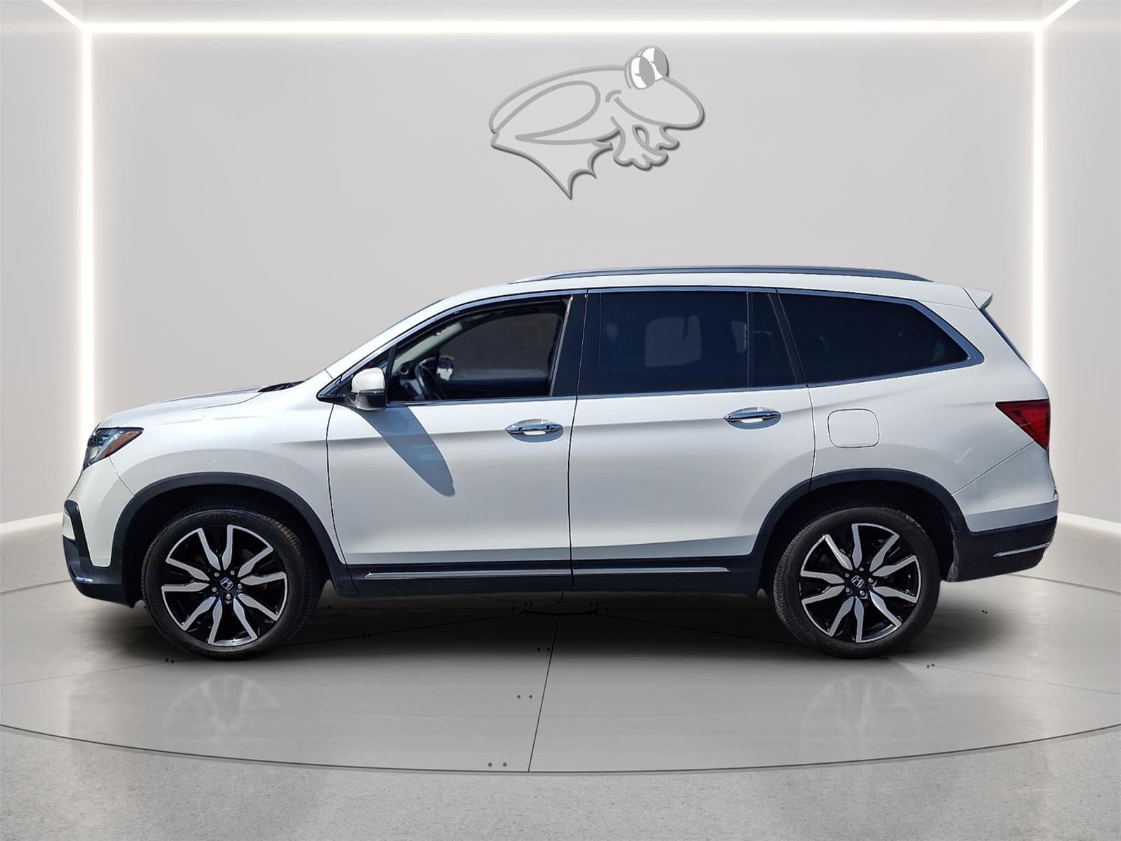 2022 Honda Pilot Touring w/Rear Captain's Chairs