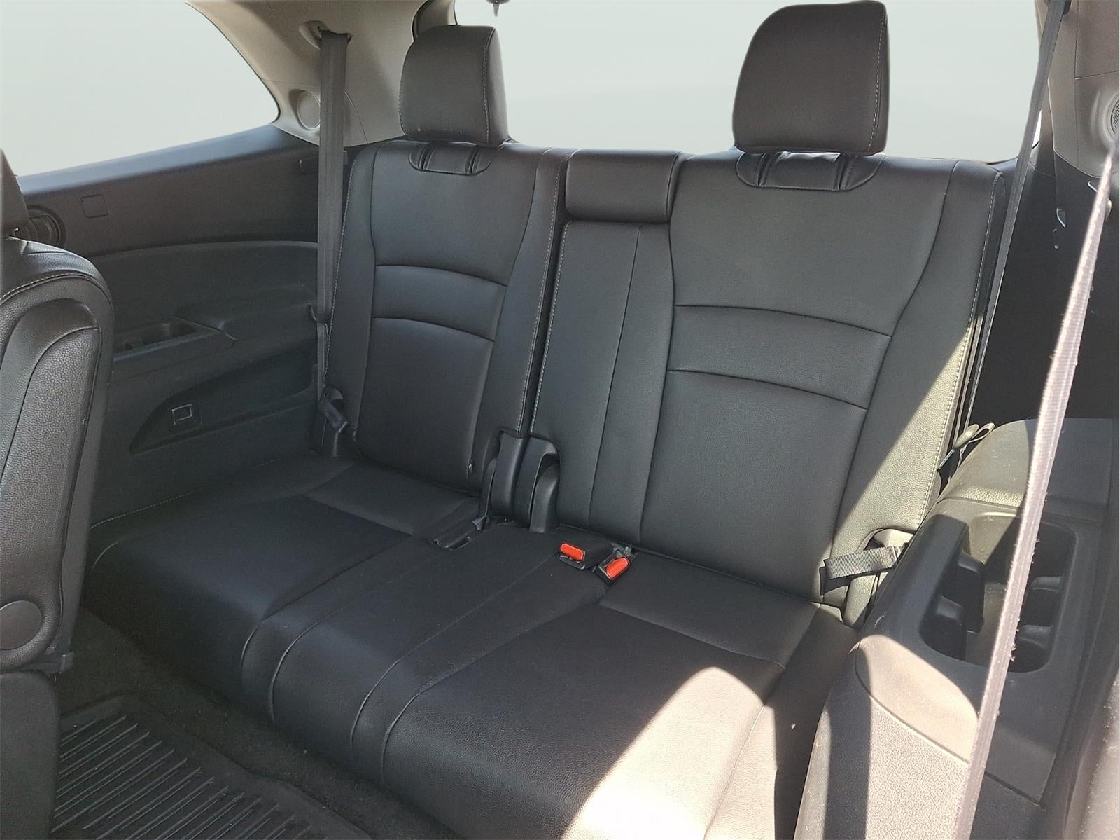 2022 Honda Pilot Touring w/Rear Captain's Chairs